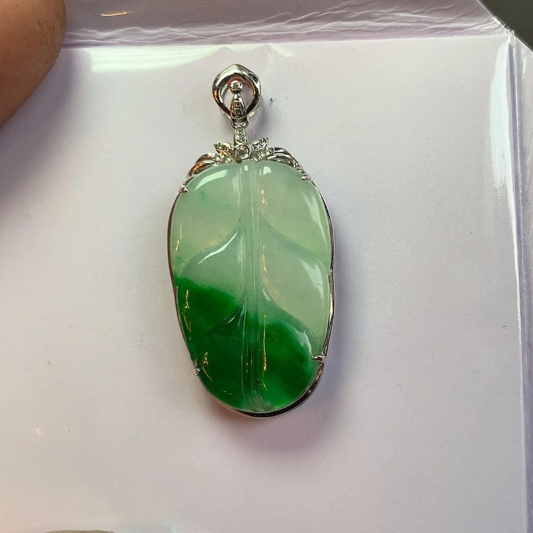 翡翠18K金镶嵌颈饰叶子