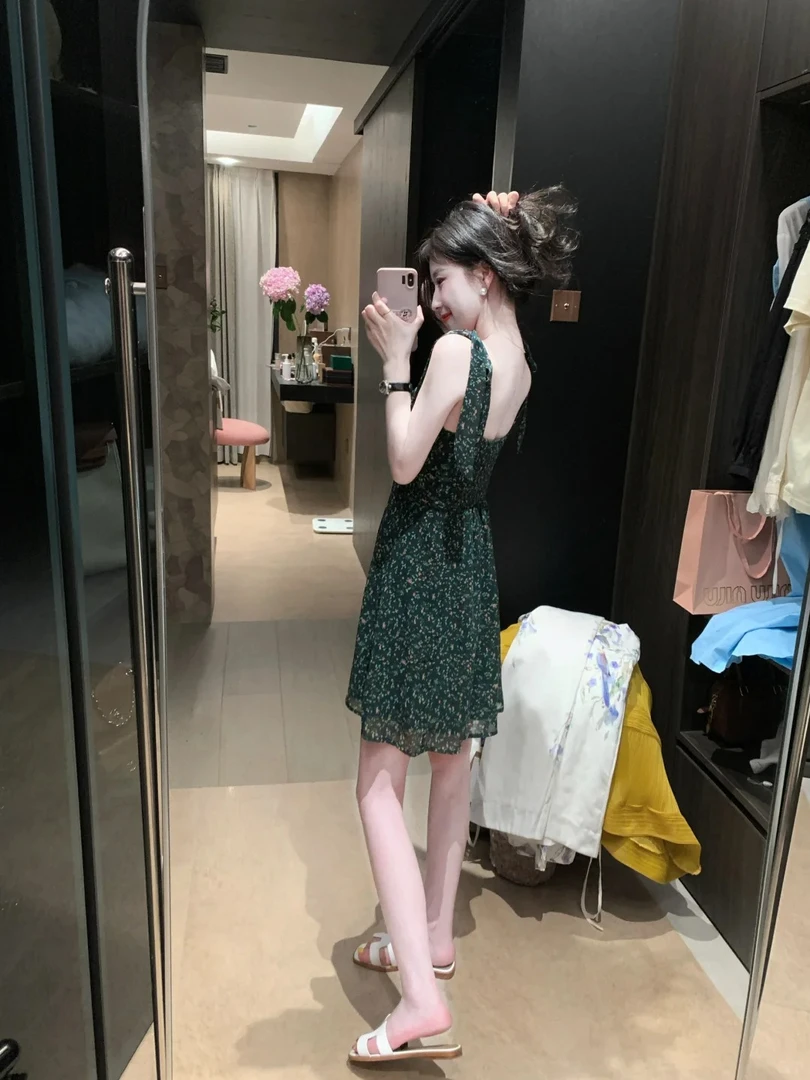 2025夏季新款碎花吊带连衣裙高级感气质时尚显瘦薄款短裙休闲