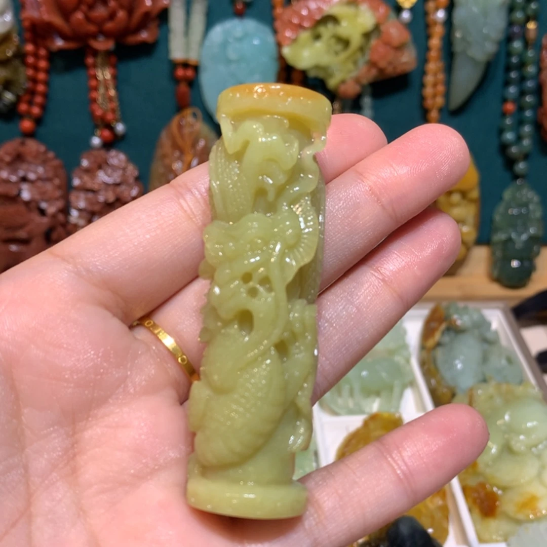 叶***荣蛇纹石玉未镶嵌颈饰