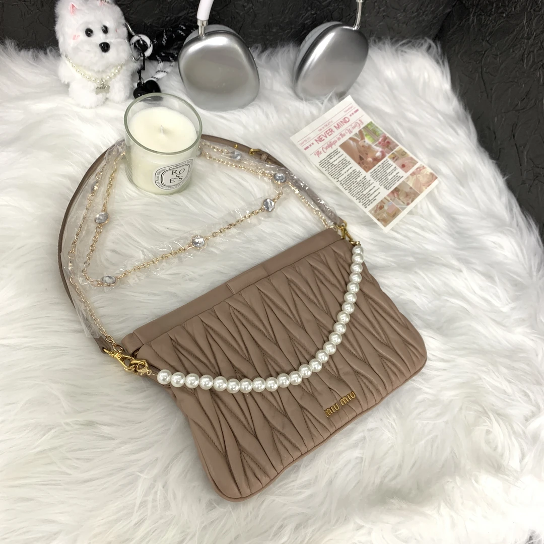 95新 MIU MIU/缪缪 缪缪裸色褶皱夹子单肩包