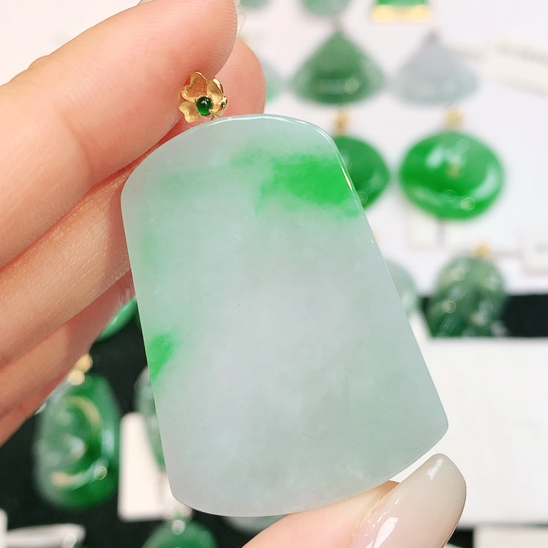 翡翠18K金镶嵌颈饰