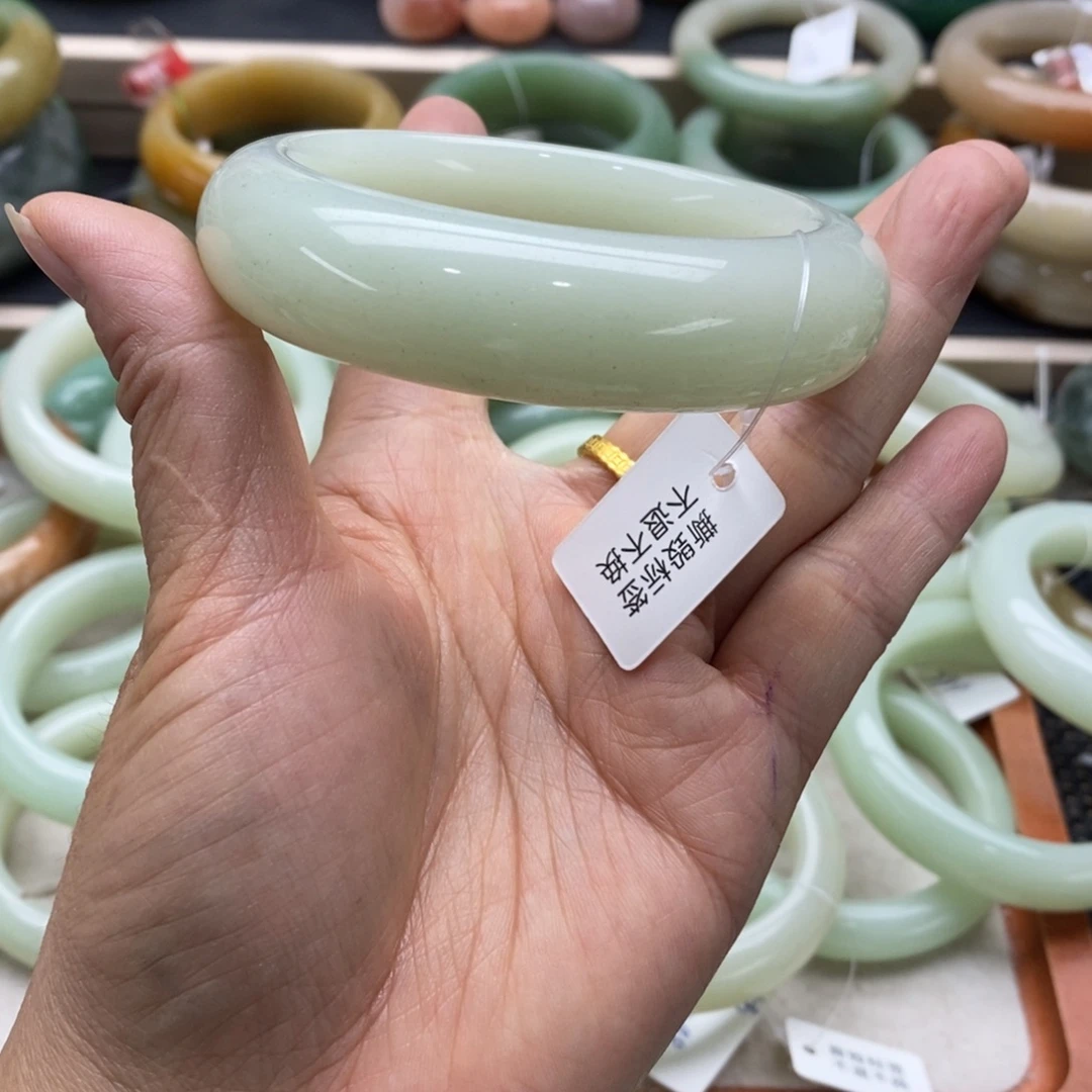 自****石英岩玉未镶嵌手镯