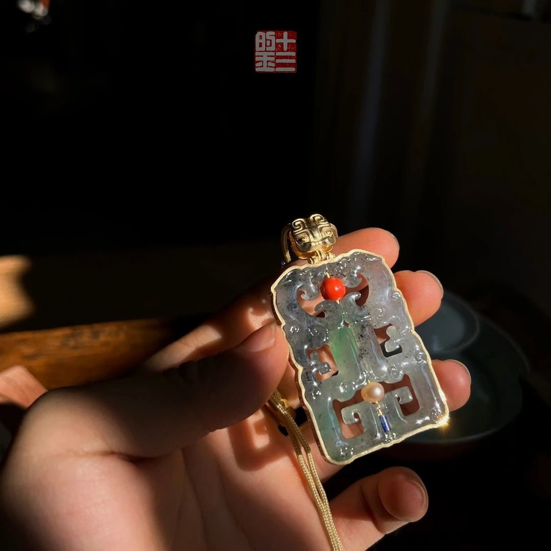 【双龙捧寿】翡翠制双龙捧寿玉佩