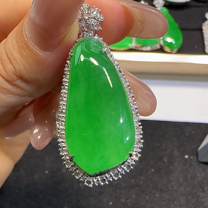 翡翠18K金镶嵌颈饰福瓜