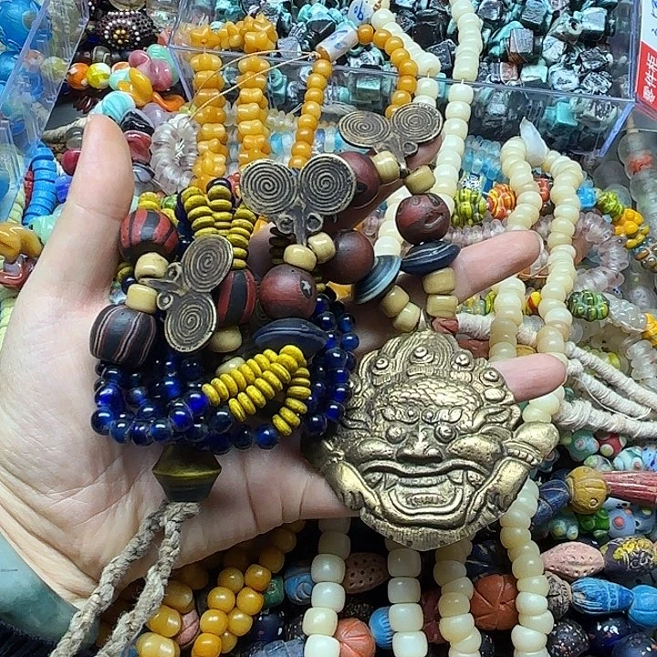 琉璃颈饰一条，喊我选款式