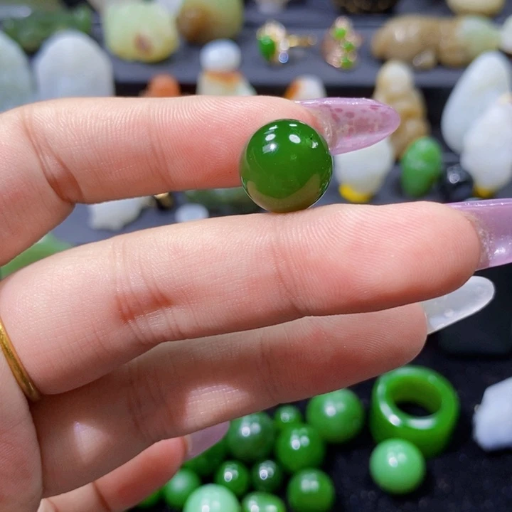 和田玉未镶嵌颈饰石*.