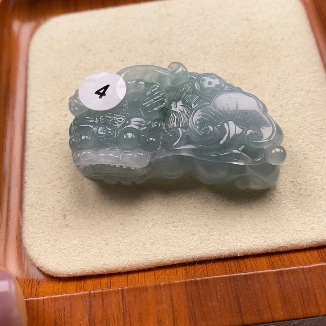 翡翠未镶嵌颈饰霸王貔貅