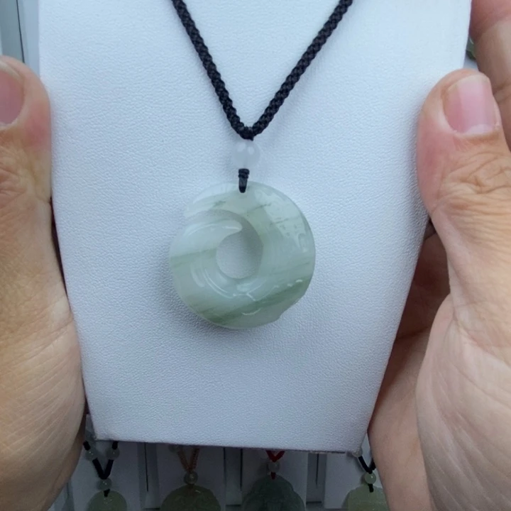 小***芳石英质玉未镶嵌颈饰