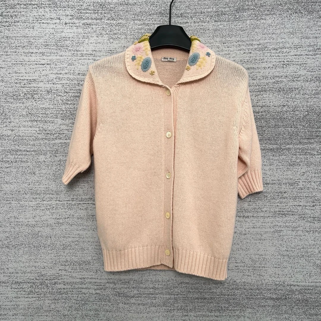 99新 MIU MIU/缪缪 C300665/粉绣花翻领开衫/38码