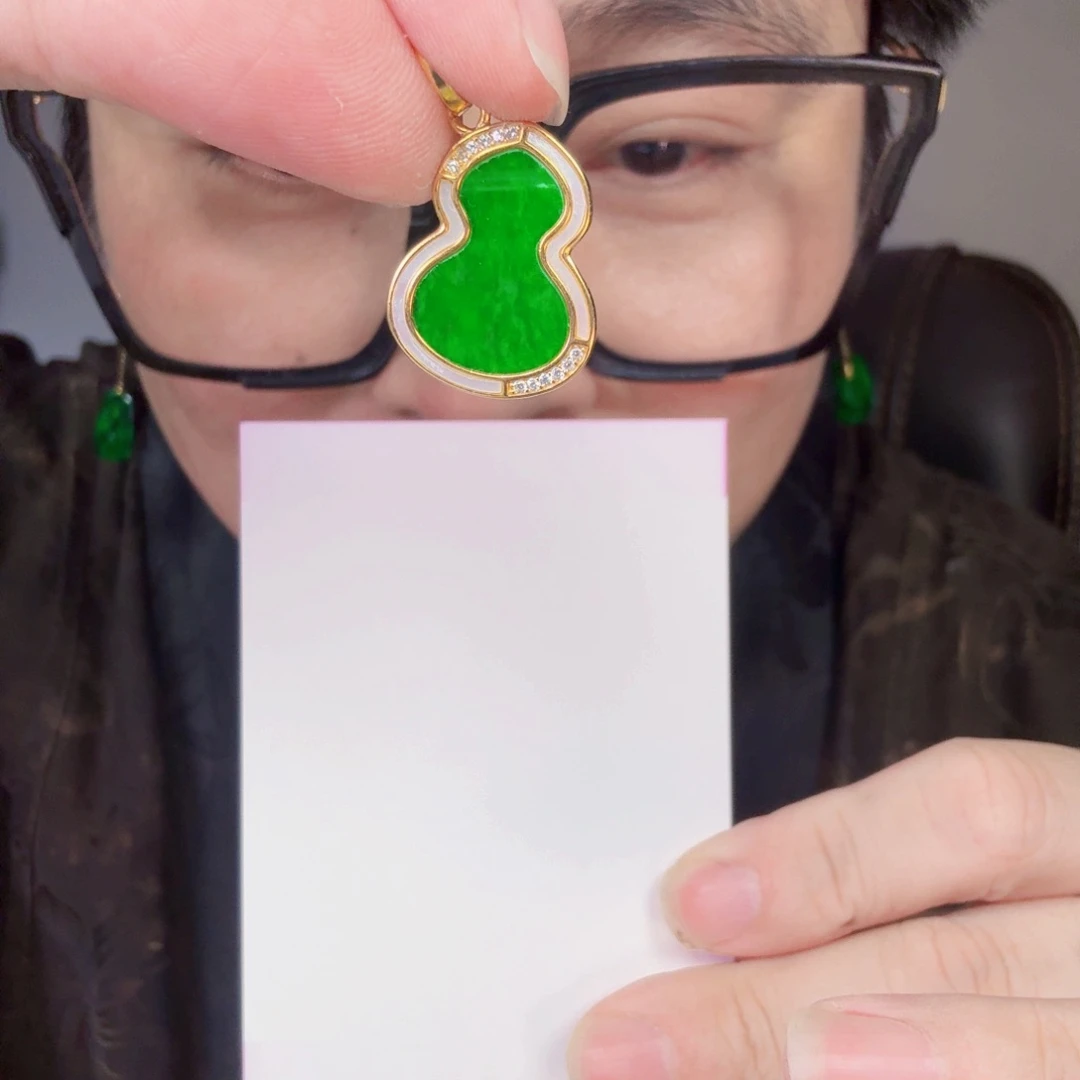 翡翠未镶嵌颈饰一件