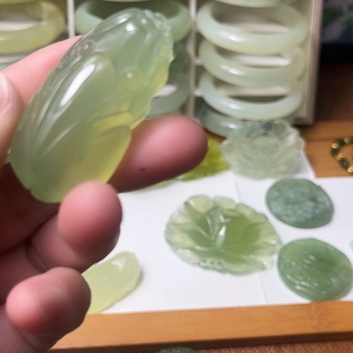 蛇纹石玉未镶嵌挂件