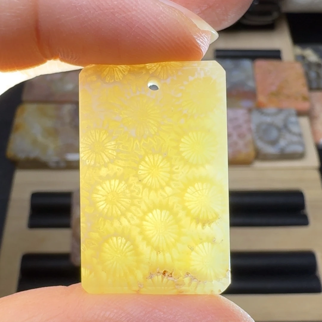 硅化玉未镶嵌特色灯美人，有点骨骼