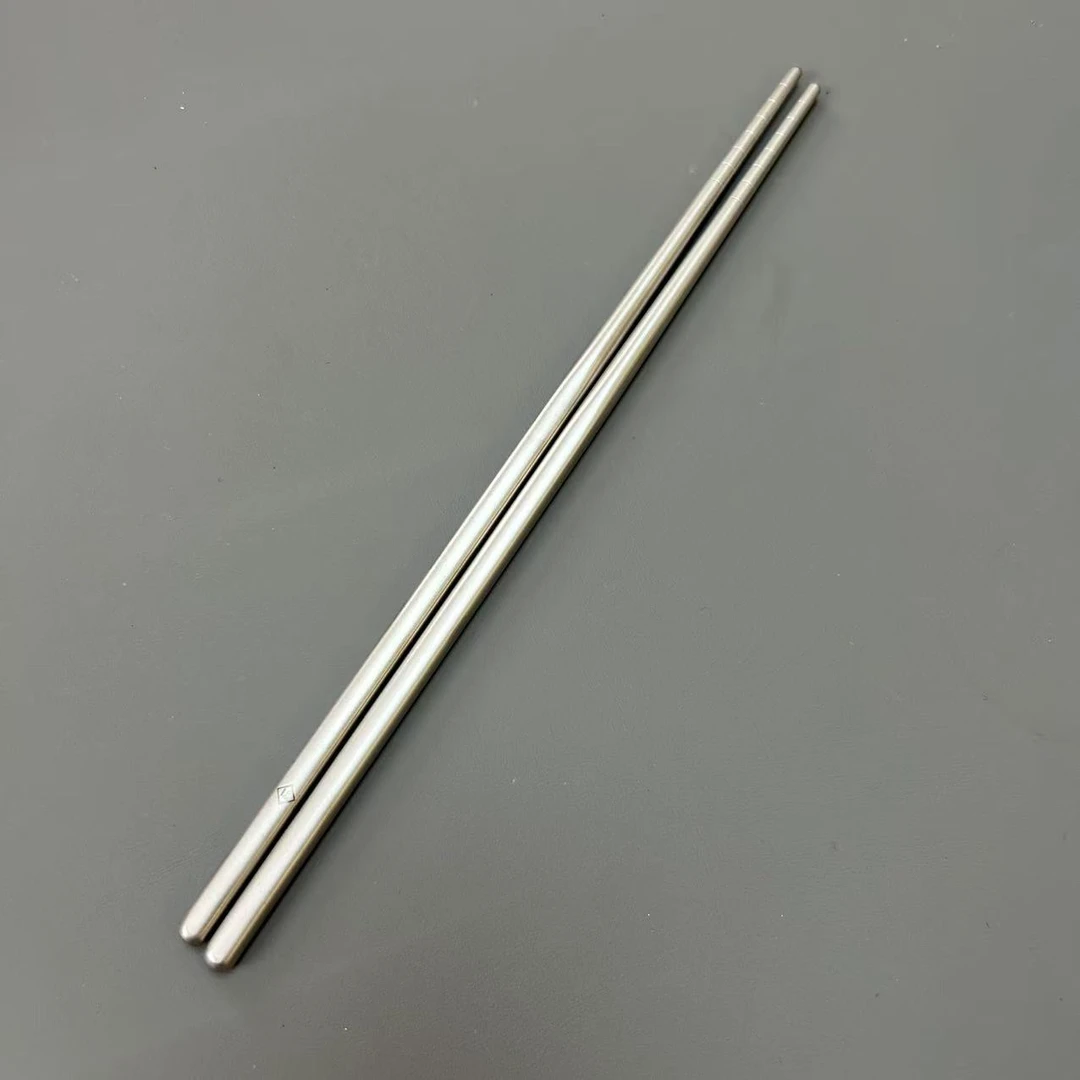 中国风插画手绘高品钛材质适用于餐馆的3双筷子