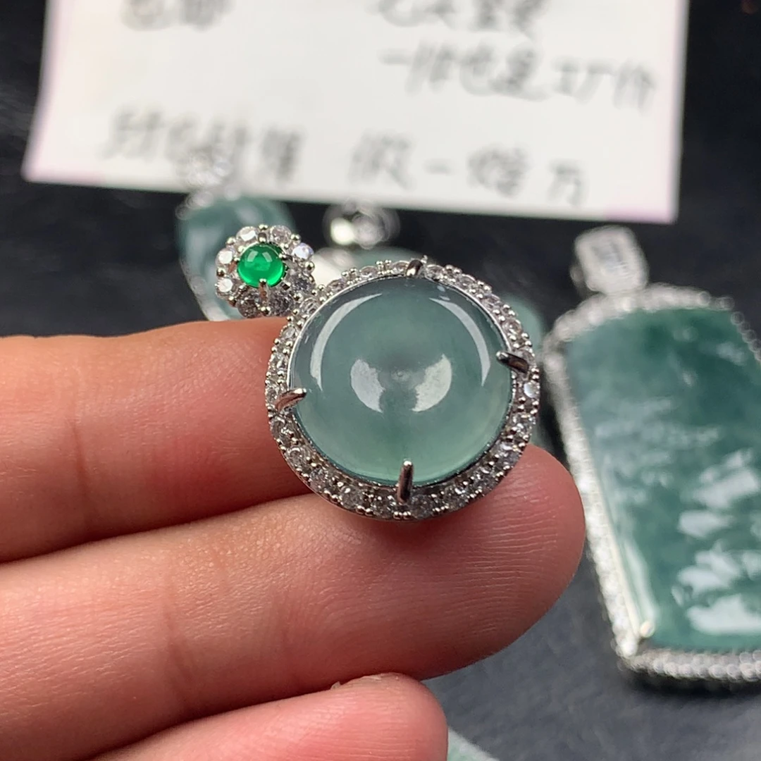 颈饰未镶嵌翡翠平安扣