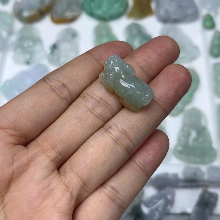 翡翠未镶嵌颈饰小****?小貔貅