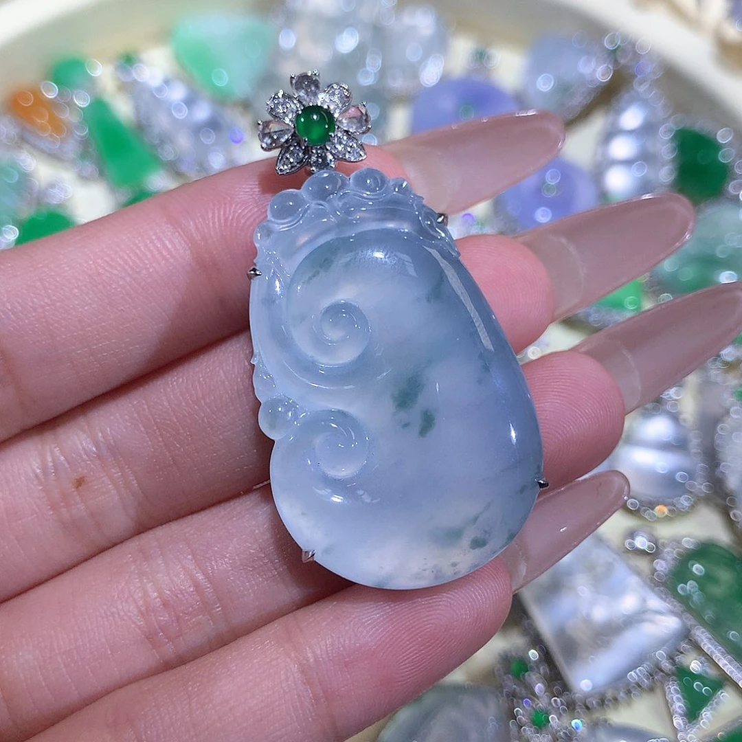 翡翠18K金镶嵌颈饰冰胶飘花如意吊坠