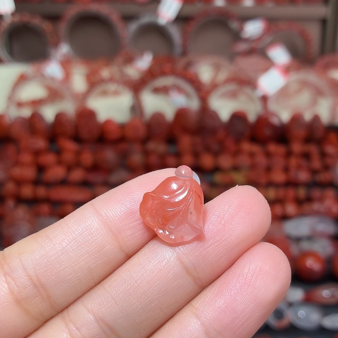 南红玛瑙未镶嵌颈饰玉兰花