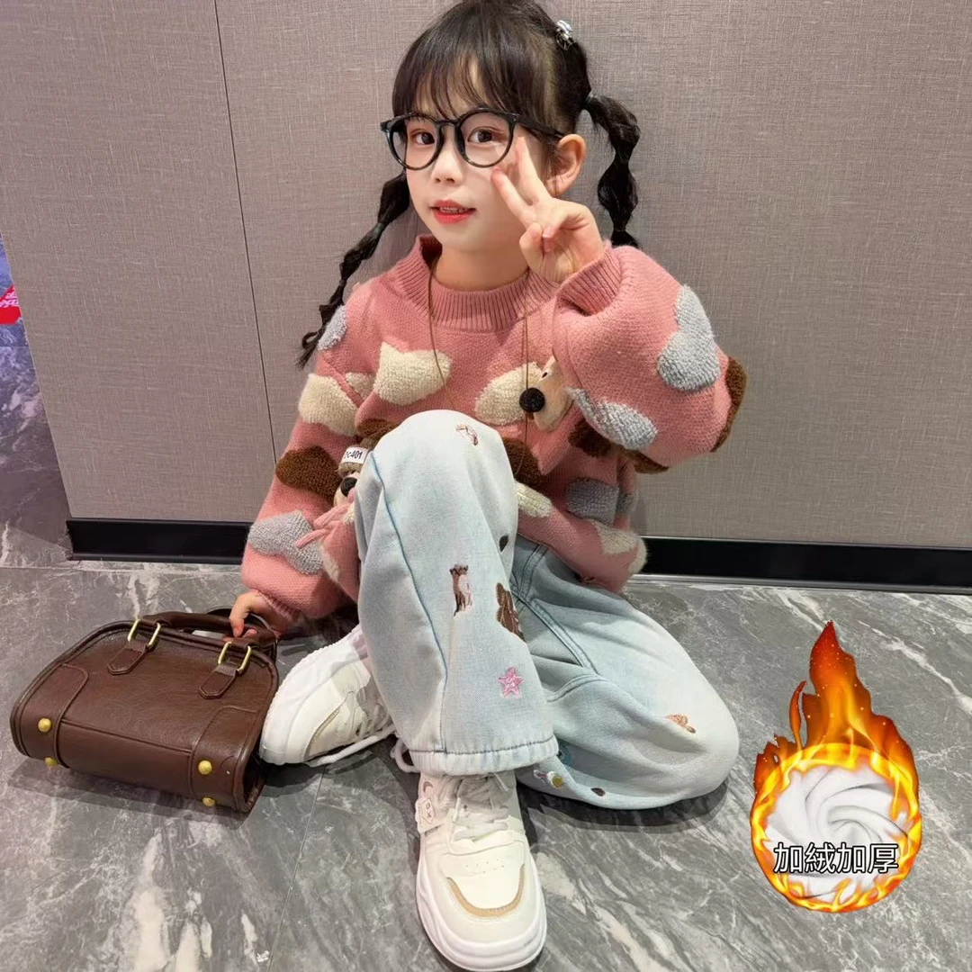 女童装秋冬新款时髦洋气绣花爱心毛衣中大儿童可爱卡通牛仔裤套装