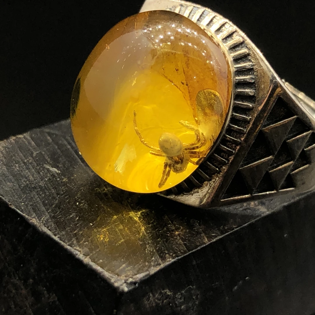 俄料天然蜘蛛虫珀戒指。