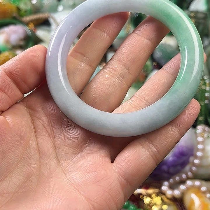 畅***岩翡翠未镶嵌颈饰翡翠未镶嵌颈饰