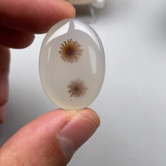 玛瑙/玉髓颈饰未镶嵌髓****^