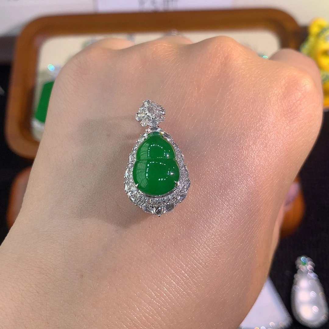 翡翠未镶嵌颈饰葫芦