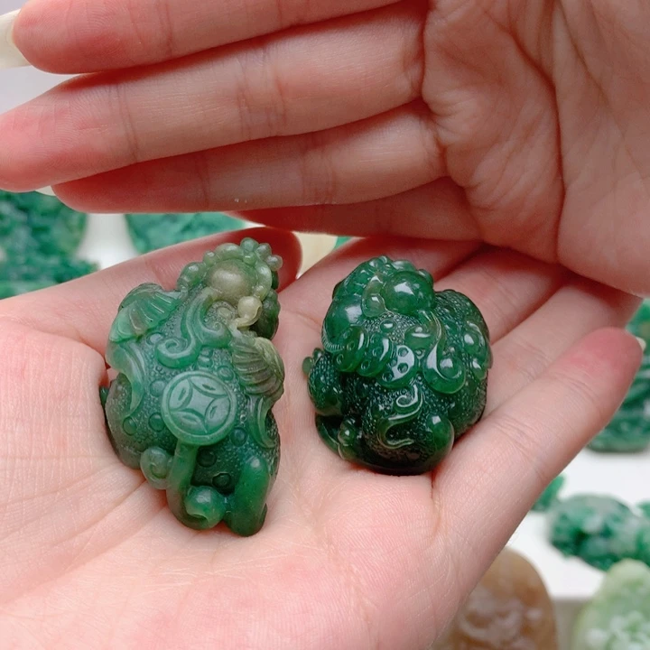 渔***人未镶嵌独山玉颈饰