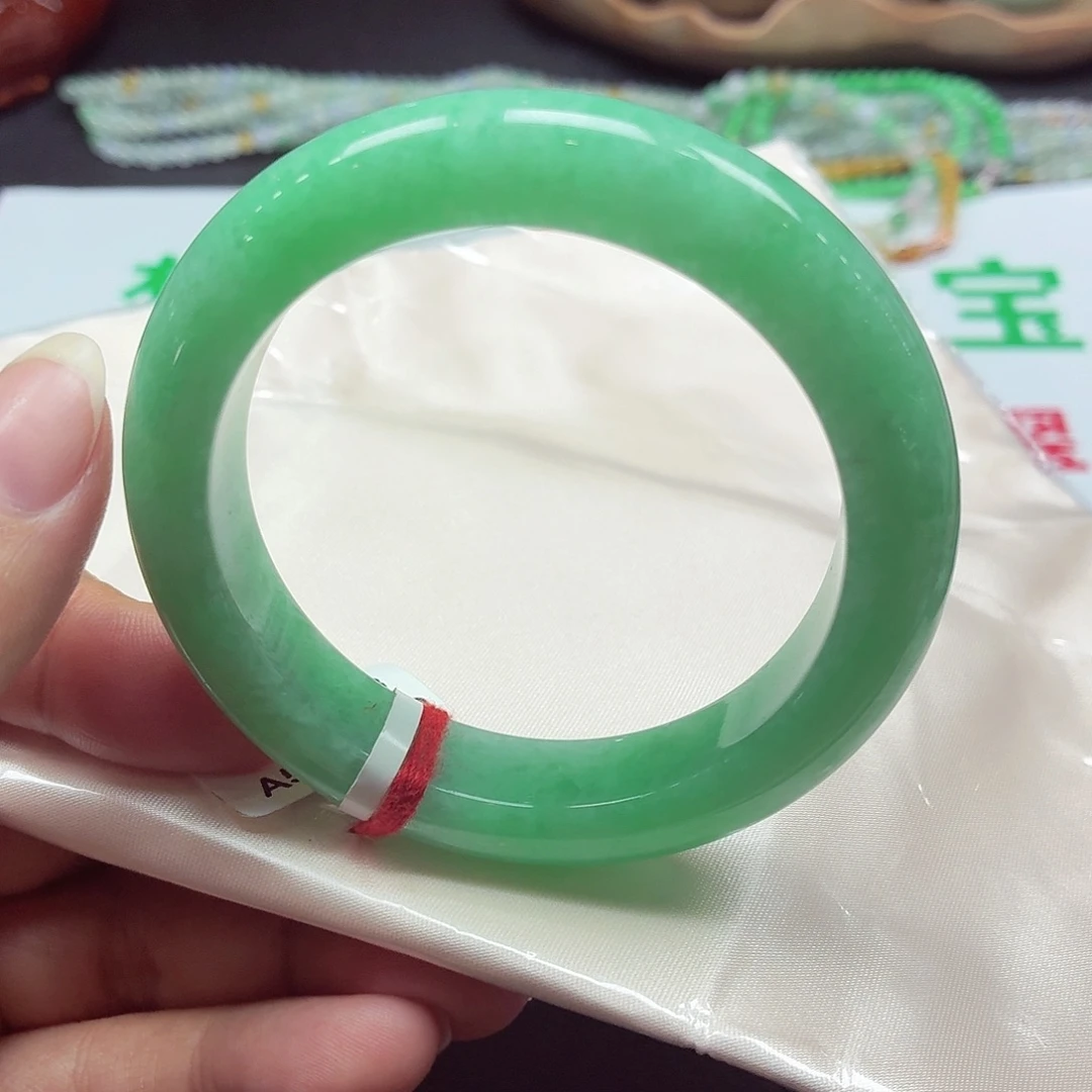 翡翠未镶嵌手镯（贵妃镯）天然缅甸Ａ货翡翠
