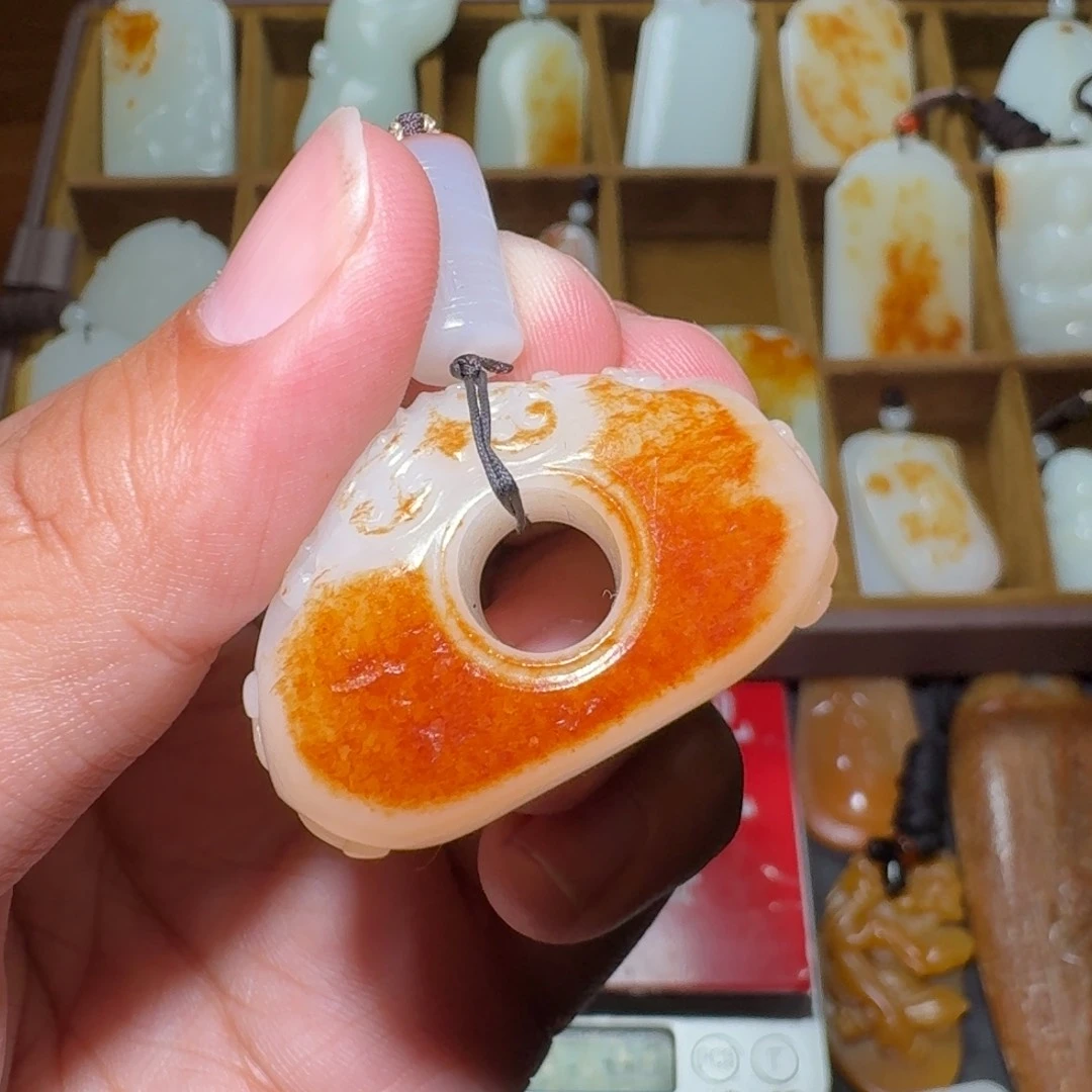 和田玉颈饰未镶嵌钱***?