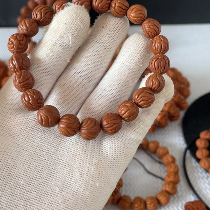 8号链接桃核手串一个