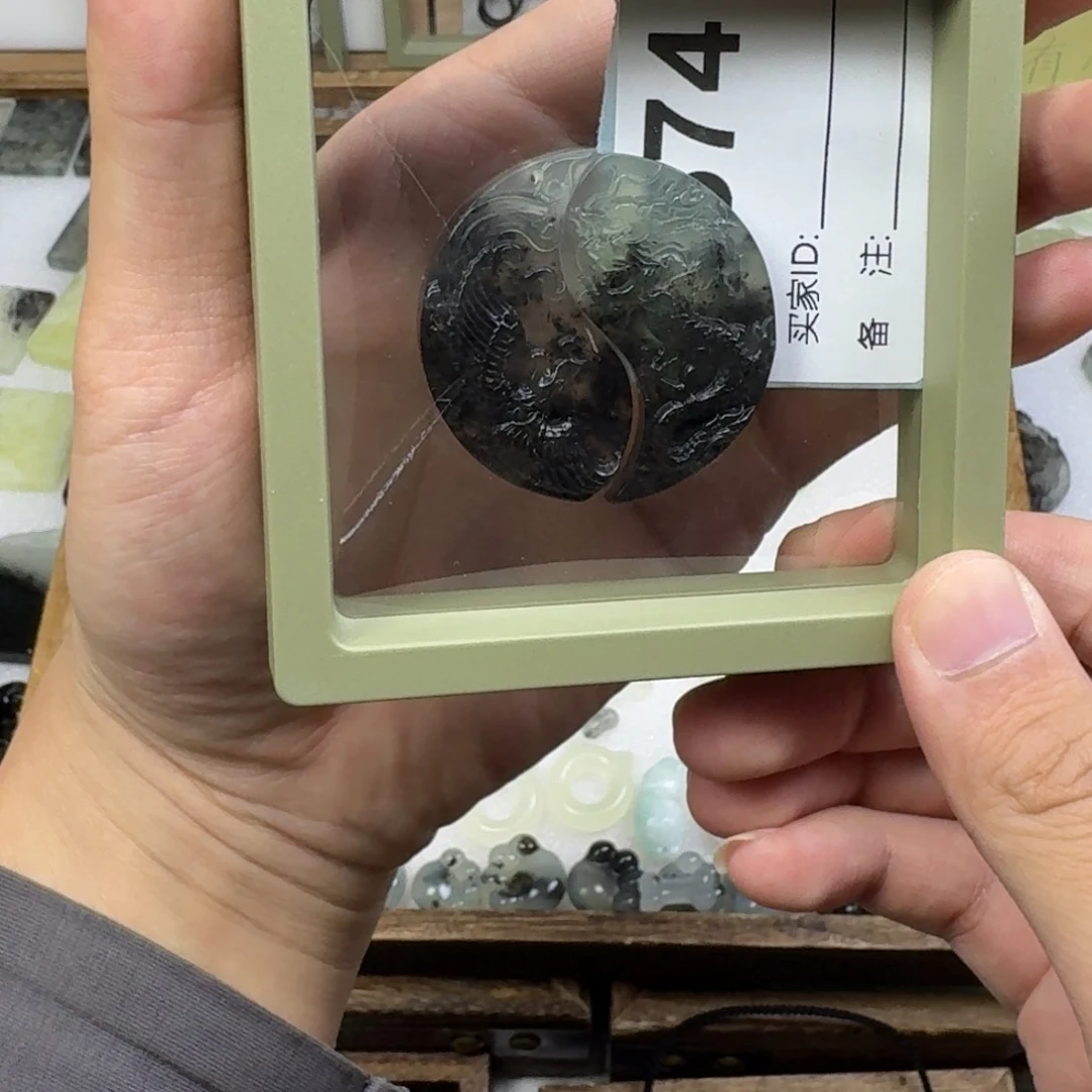 蛇纹石玉吊坠未镶嵌满****.