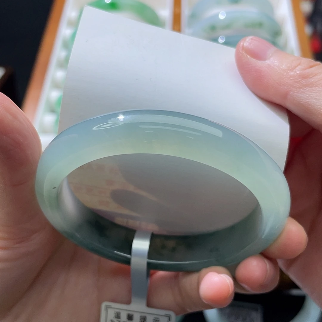 翡翠未镶嵌手镯57贵妃湖水绿飘花