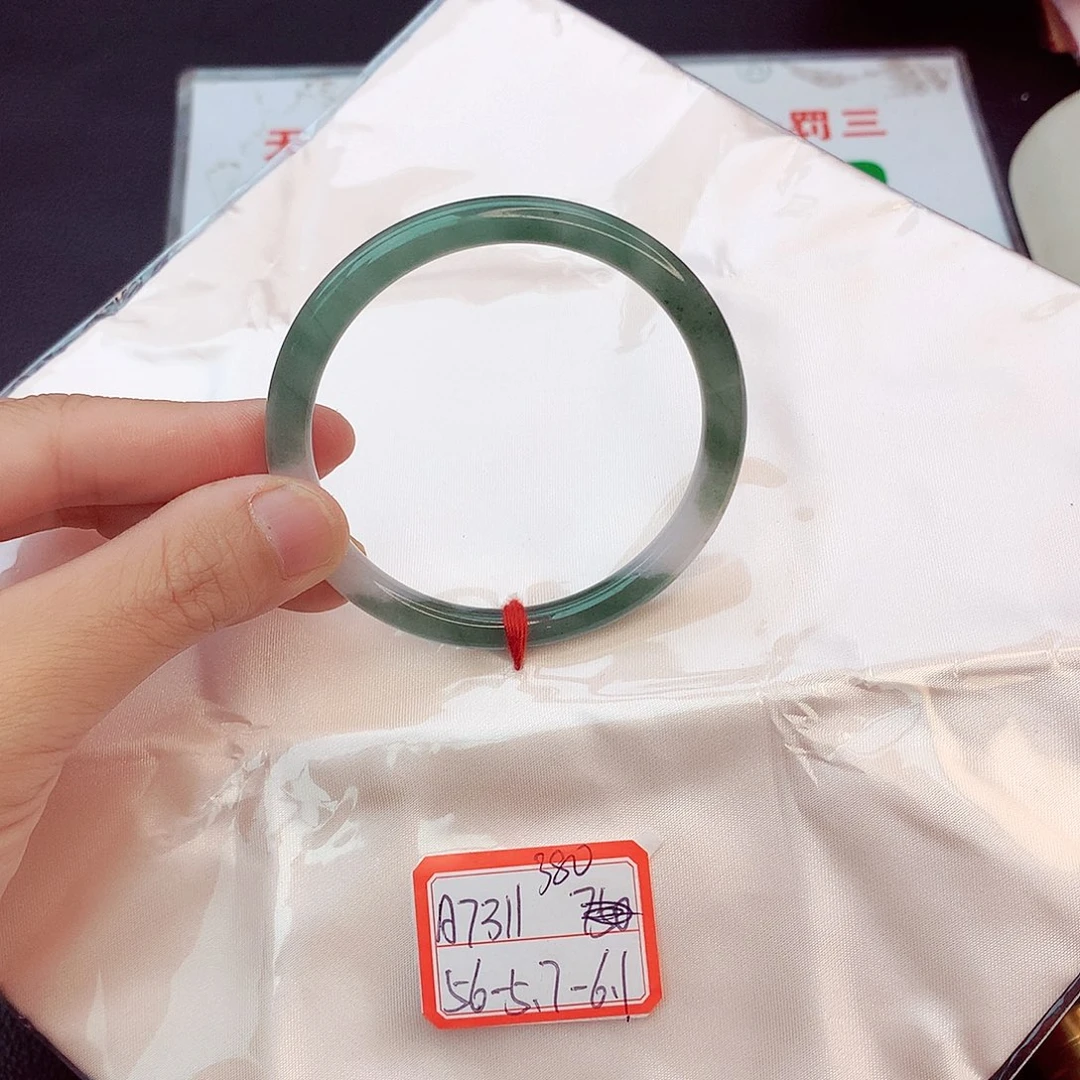 翡翠手镯未镶嵌翡翠