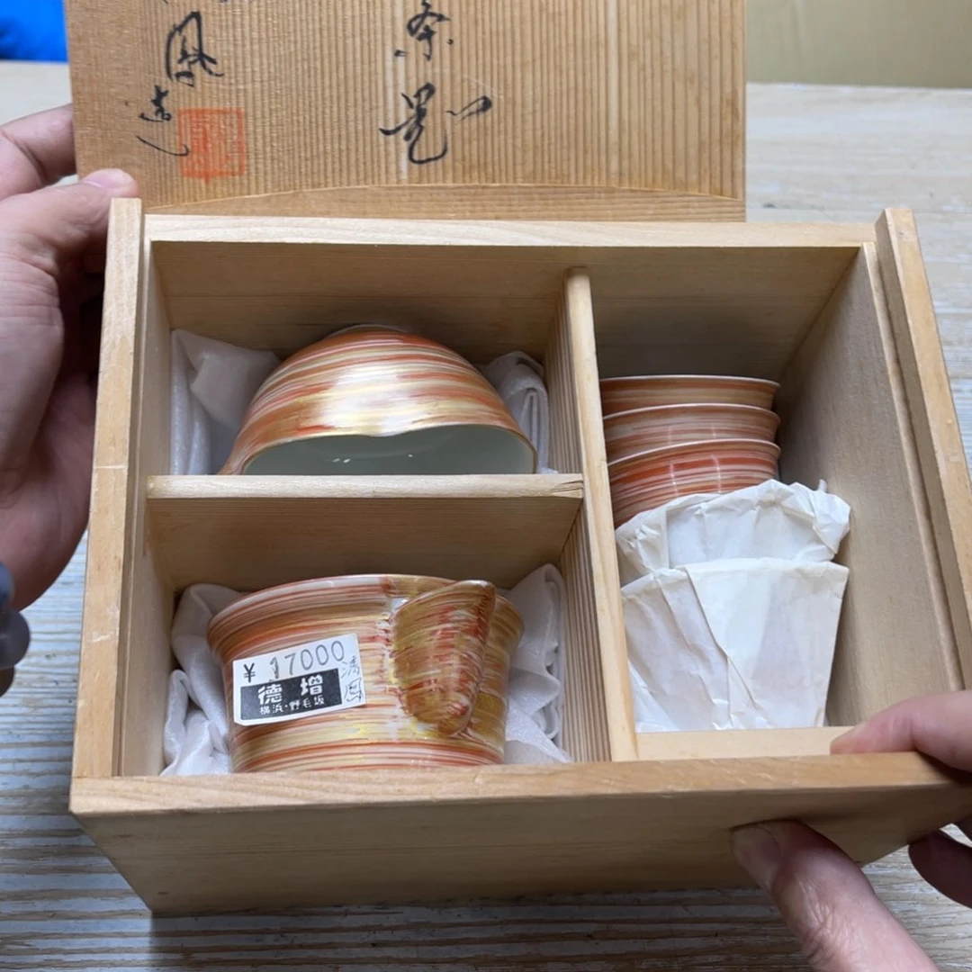 瓷片密密麻麻地排列着一个
