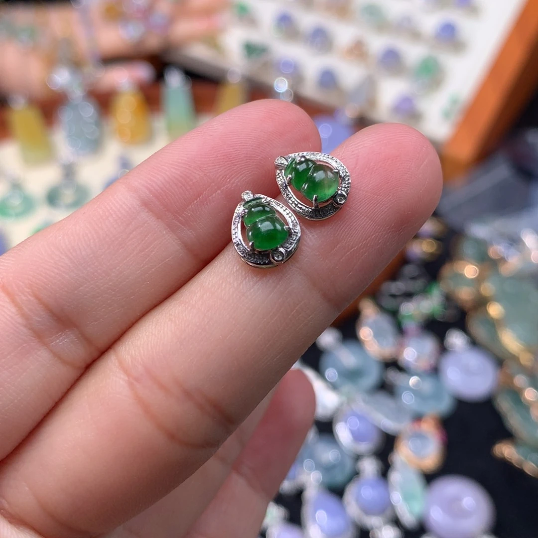 18K金镶嵌翡翠耳饰葫芦耳钉