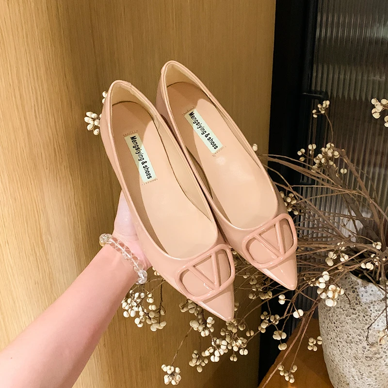 甜美裸色V扣尖头粗跟单鞋女款爆款2025新款浅口低跟不累脚女鞋子