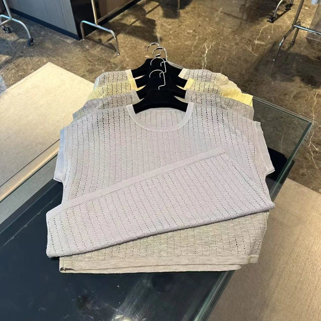 清新百搭镂空针织上衣