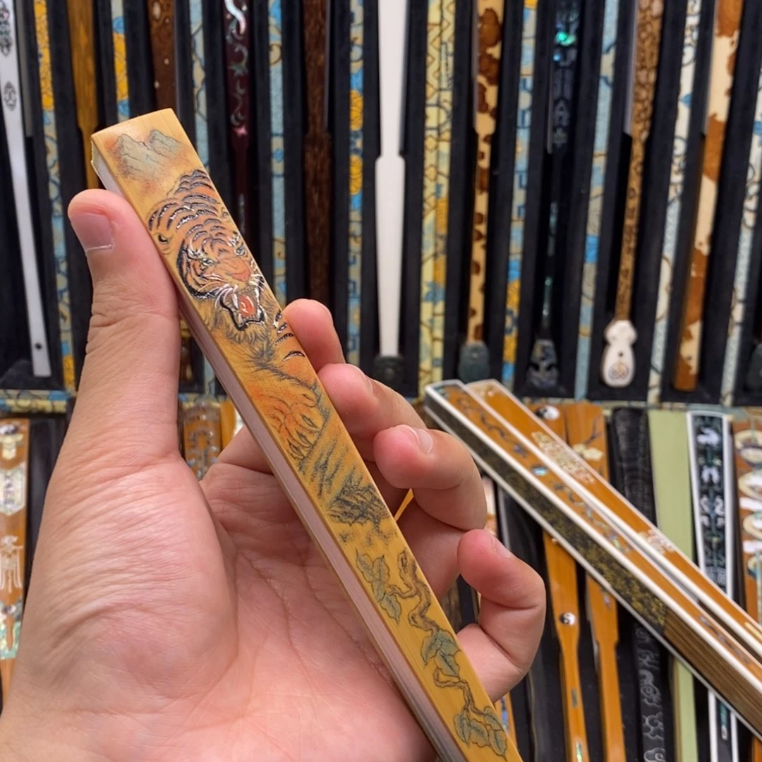 扇子《虎啸山林》合青雕刻