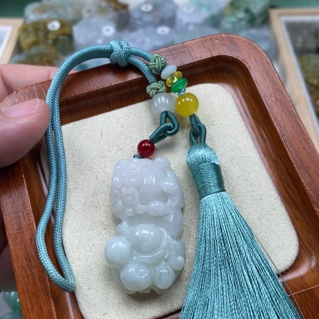 翡翠未镶嵌颈饰霸王貔貅
