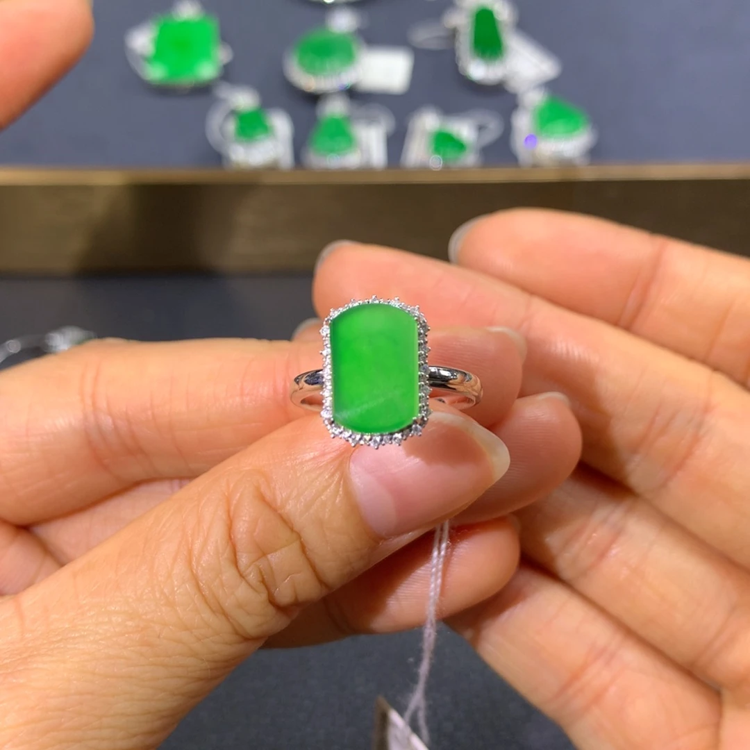 翡翠戒指18K金镶嵌翡翠