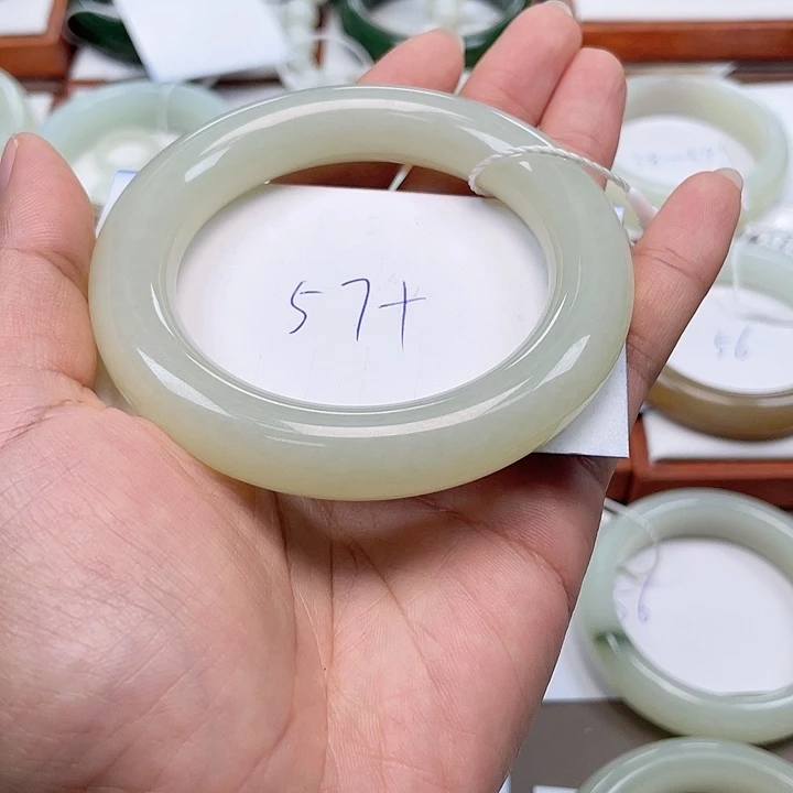 未镶嵌手镯和田玉（糖玉）亿**?