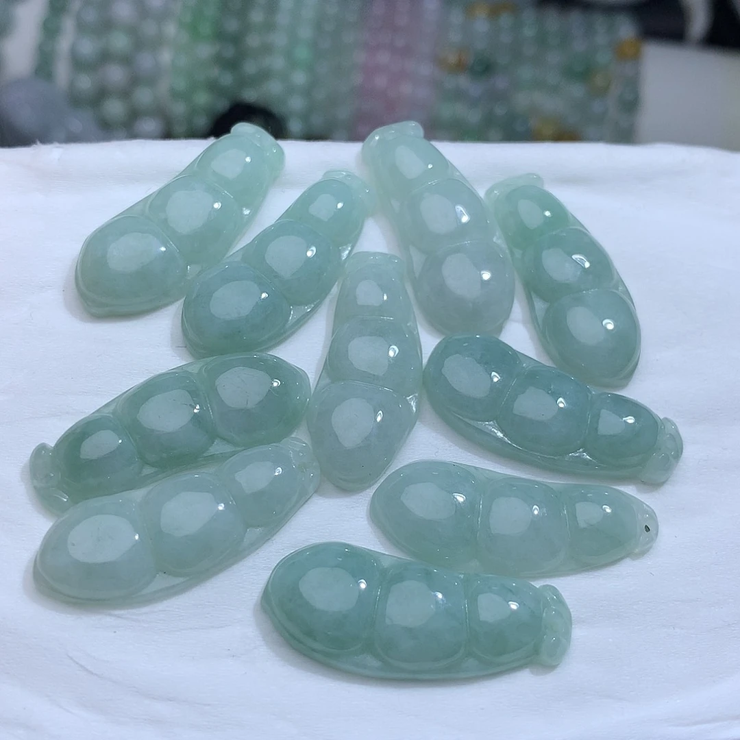 翡翠未镶嵌颈饰。发其中一个！