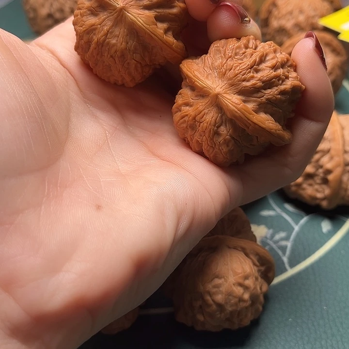 人**且文玩核桃把件38血麒麟