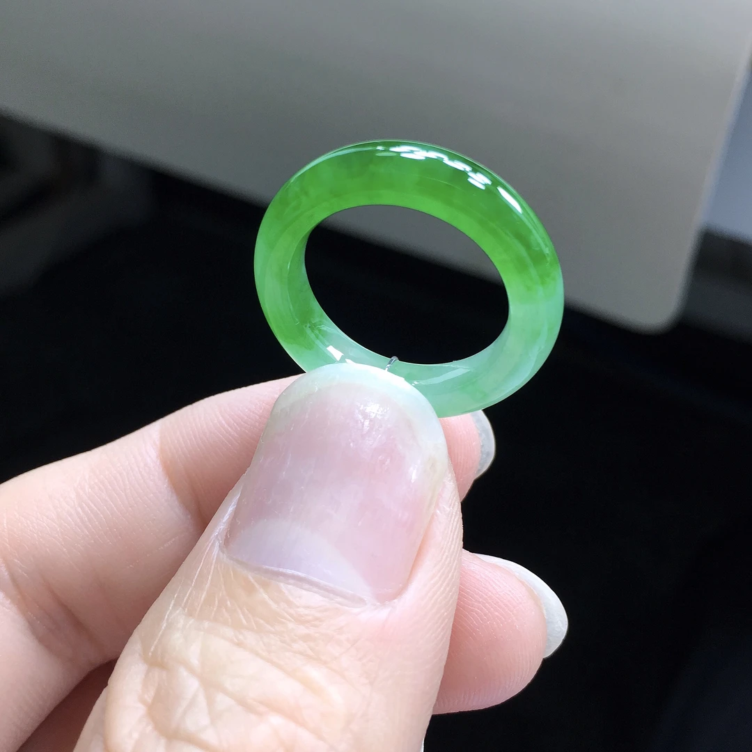 12-13号圈 天然A货缅甸翡翠 冰润飘阳绿戒指 尺寸16.2×4.6×3.8mm