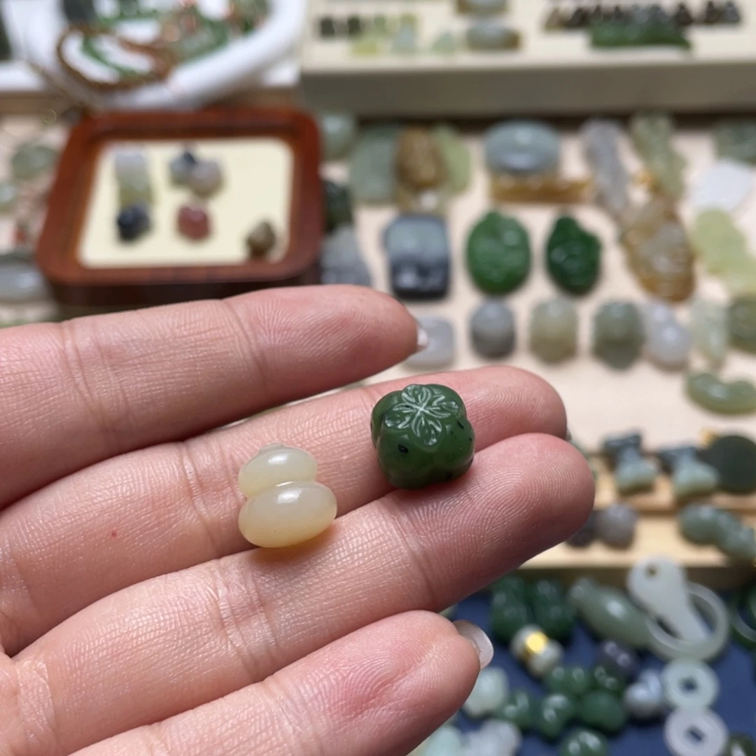 百***葱和田玉未镶嵌颈饰