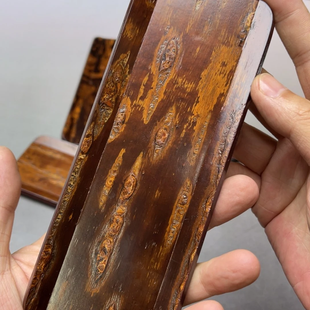 瓷片密密麻麻地铺满一层