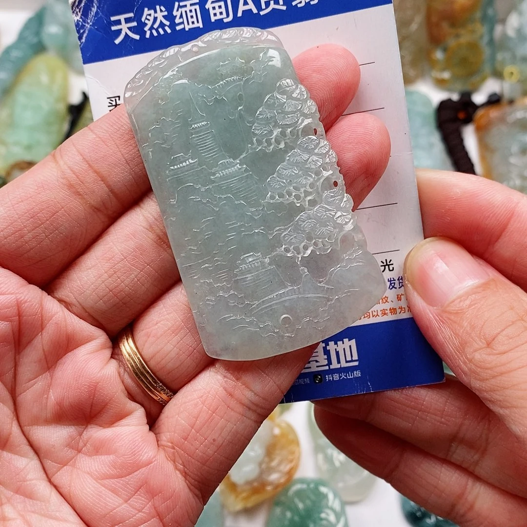 翡翠未镶嵌颈饰山水