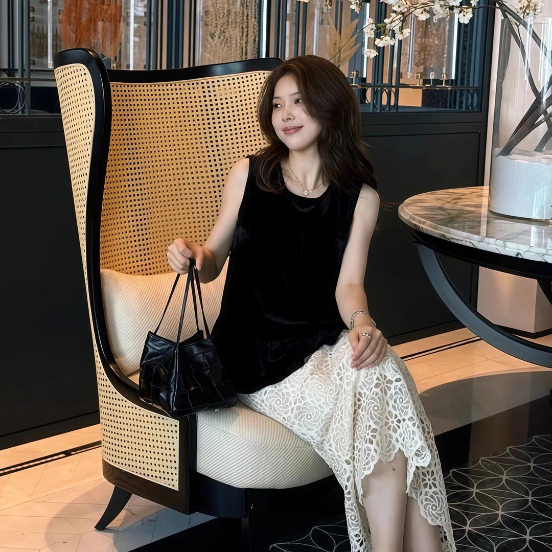 法式高级感黑色金丝绒无袖上衣女独特别致荷叶边背心上衣2025新款