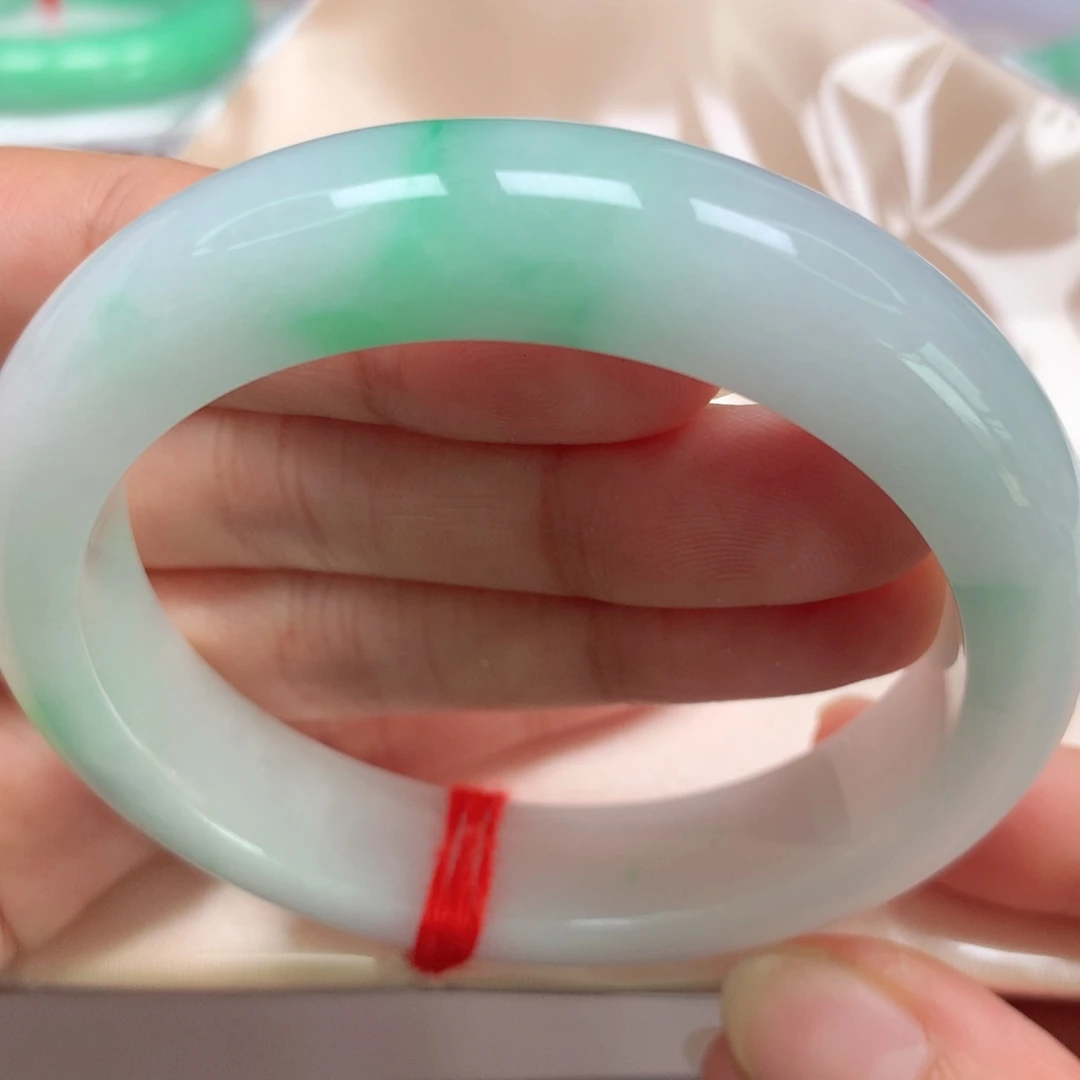 翡翠未镶嵌手镯白底青