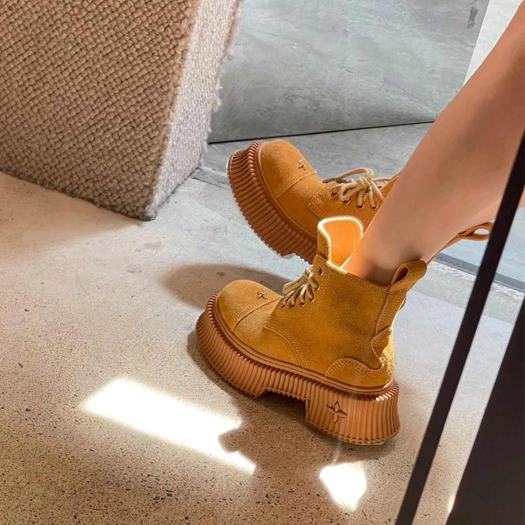 TCZE版~吴宣仪同款马丁靴女厚底沙漠大黄靴复古系带百搭百搭短靴